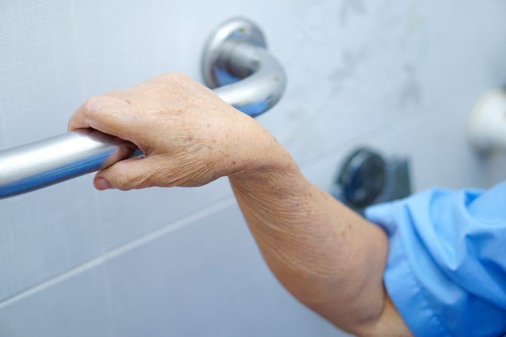 6 Tips to Improve the Safety of a Bathroom for Seniors